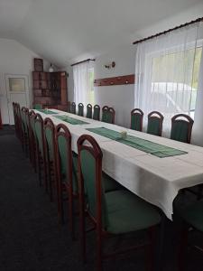伊兹沃鲁穆列什鲁伊Cabanele Areama Neagra的一间会议室,配有长桌子和椅子