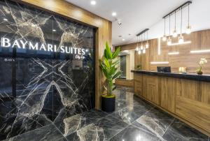 伊斯坦布尔BayMari Suites City Life的大楼内带酒吧的大堂