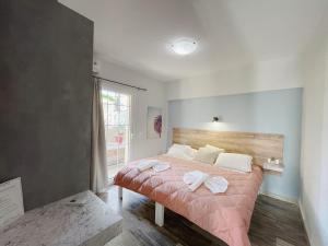普拉塔尼亚斯米拉马尔公寓的一间卧室配有一张床,上面有两条毛巾