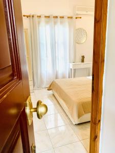 斯塔菲罗斯Skopelos Inn的一间卧室设有一张床和一个窗口