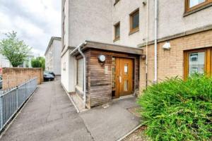 爱丁堡Lovely 2 BDR apartment in Dalry / near Haymarket的人行道旁的木门建筑