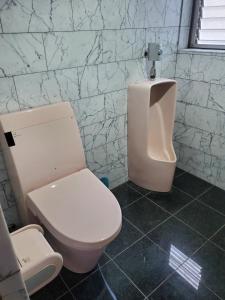 高知Guesthouse Tosa Hanare - Vacation STAY 14262的浴室配有白色卫生间和盥洗盆。