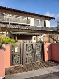高知Guesthouse Tosa Hanare - Vacation STAY 14262的一座带门和栅栏的房子