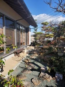 高知Guesthouse Tosa Hanare - Vacation STAY 14263的岩石屋前的花园