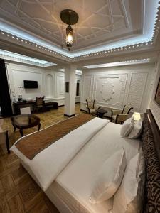布哈拉SHAHRISTAN Plaza的一间带大床的大卧室和一间客厅