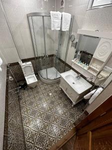 布哈拉SHAHRISTAN Plaza的带淋浴、卫生间和盥洗盆的浴室