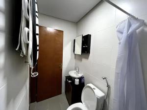 EncantadoApartamento Confortável的一间带卫生间和水槽的浴室