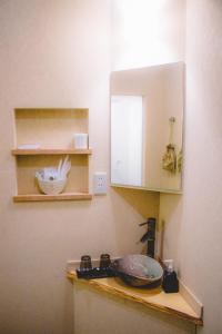 神户WASEIDOU ZEN - Vacation STAY 17260v的一个带水槽和橱柜的厨房台面