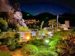 神户WASEIDOU ZEN - Vacation STAY 17260v的享有花园的夜间景致