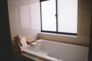 神户WASEIDOU ZEN - Vacation STAY 17216v的带窗户的浴室内的白色浴缸