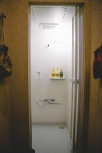 神户WASEIDOU ZEN - Vacation STAY 17216v的一间带淋浴的浴室,配有白色的墙壁