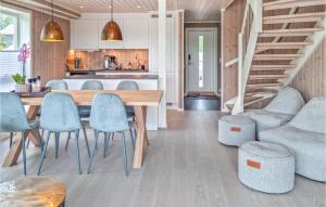 费尔维克Amazing Home In Frvik With Wifi的厨房以及带木桌和椅子的用餐室。