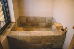 神户WASEIDOU ZEN - Vacation STAY 19522v的带淋浴和大浴缸的浴室