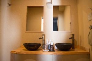 神户WASEIDOU ZEN - Vacation STAY 17240v的浴室设有2个水槽和2面镜子
