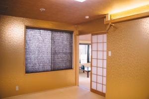 神户WASEIDOU ZEN - Vacation STAY 19515v的一间设有大窗户和门的房间