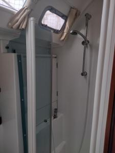 马尔扎梅米Private room on Sailing Yacht 'Victoire'的带淋浴的浴室和玻璃门