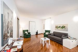 热那亚Casa mia a Nervi的客厅配有沙发和两把绿色椅子
