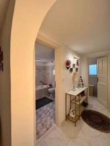 圣斯特凡诺斯Lux Mykonos house的通往带浴缸的浴室的拱门