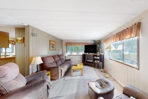 ChristinaLazy Dayz Cottage的客厅配有两张沙发和一台电视机