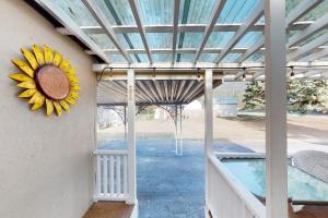 ChristinaLazy Dayz Cottage的门廊上的向日葵装饰,玻璃天花板
