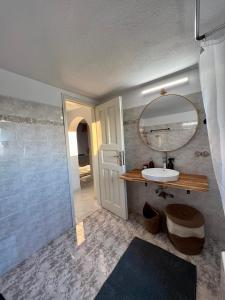 圣斯特凡诺斯Lux Mykonos house的一间带水槽和镜子的浴室
