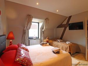 Gîte Occagnes, 3 pièces, 6 personnes - FR-1-497-181的一间卧室配有两张床和一张红色沙发