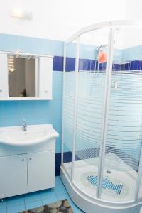 尼萨基奥Villa Daniella studio with private pool的带淋浴和盥洗盆的浴室