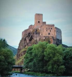 瓦尔齐亚Сhachkari的一座城堡,位于河边的山顶上