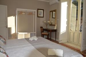 马斯卡卢恰Orlando, quadrupla con bagno privato的一间卧室配有一张带书桌的床和窗户。