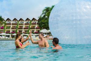 普拉亚卡门玛雅里维埃拉大酒店（全包）的一群人,在水中,带着巨型球