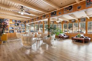 KelseyvilleKonocti Harbor Resort的大型客房设有桌椅和窗户。