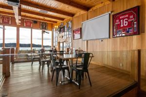 KelseyvilleKonocti Harbor Resort的一间带桌椅和屏幕的用餐室