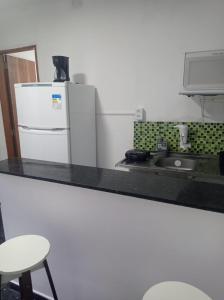 里约热内卢KITNET MOBILIADA - PENHA的厨房配有白色冰箱和水槽