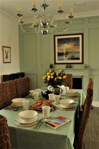柯库布里Serendipity的餐桌,配有绿桌布和鲜花