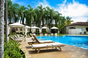 Boca de Río HatoBristol Lake House - Private Pool - King Beds - Next to El Faro Beach Club的一个带躺椅和遮阳伞的游泳池