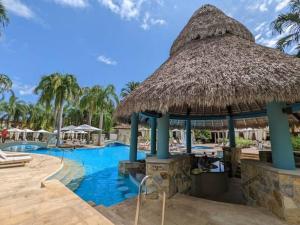 Boca de Río HatoBristol Lake House - Private Pool - King Beds - Next to El Faro Beach Club的度假酒店的游泳池