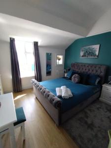 莱瑟姆-圣安妮34Three的一间卧室配有一张大床和蓝色的床罩