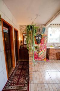 普腊亚罗萨Hostel Quintal do Rosa的客房设有带冰箱的厨房。