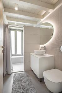 哈尔基岛Chalki Sunrise Suites的白色的浴室设有水槽和镜子