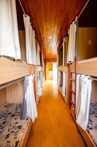 普腊亚罗萨Hostel Quintal do Rosa的火车车厢的走廊,带双层床