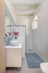 哈尔基岛Chalki Sunrise Suites的白色的浴室设有水槽和卫生间。