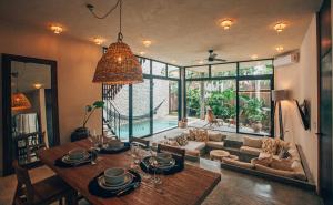 图卢姆Round Villa Private Pool & Jungle rooftop 2A的客厅配有桌子和沙发