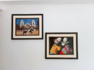 圣萨尔瓦多德朱Giuli Room的白色墙上的三幅画框