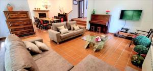 蓬特亚雷亚斯Casa MATRIA的客厅配有沙发、桌子和钢琴