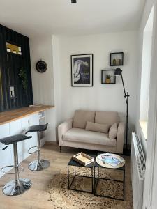 里尔Le Jean Bart - Lille的客厅配有沙发和桌子