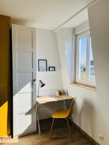 里尔Le Jean Bart - Lille的窗户客房内的桌椅
