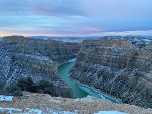 LovellHorseshoe Bend Motel的峡谷中河流的景色