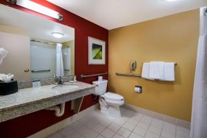 理查森达拉斯理查森坎贝尔万怡酒店的一间带卫生间和水槽的浴室