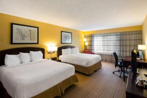 理查森达拉斯理查森坎贝尔万怡酒店的酒店客房配有两张床和一张书桌