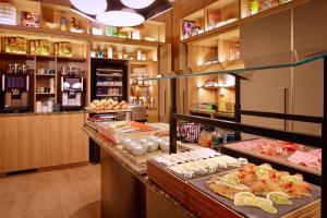 日内瓦Adina Apartment Hotel Geneva的包含多种不同食物的自助餐